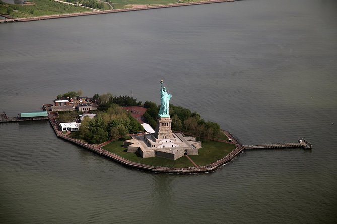 Statue of Liberty and Ellis Island 60 Minute sightseeing Cruise - Onboard comfort: music, commentary, and the “boat reality” checklist