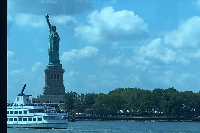 Statue of Liberty and Ellis Island Tour in Spanish - Ellis Island: Wall of Heroes and the Immigration Process
