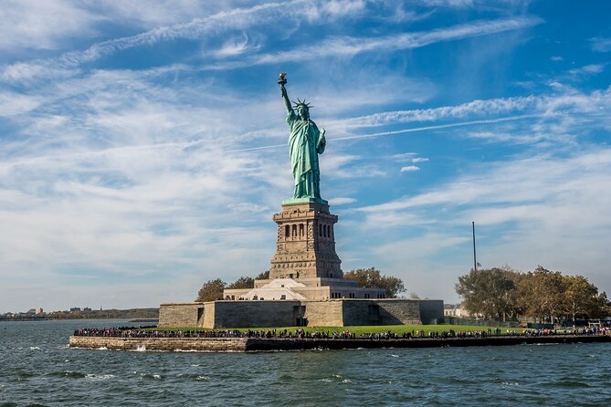 Statue of Liberty Cruise: Sightseeing Tour - Governors Island, Brooklyn Waterfront, and the Bridges That Define the City