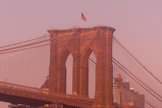 Tour by Night in Italian - Crossing the Brooklyn Bridge at night: the main event
