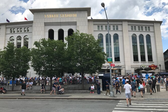 Tour Contrastes de Nueva York - The Bronx in one sweep: Joker Stairs, Yankees photos, and I Love Bronx