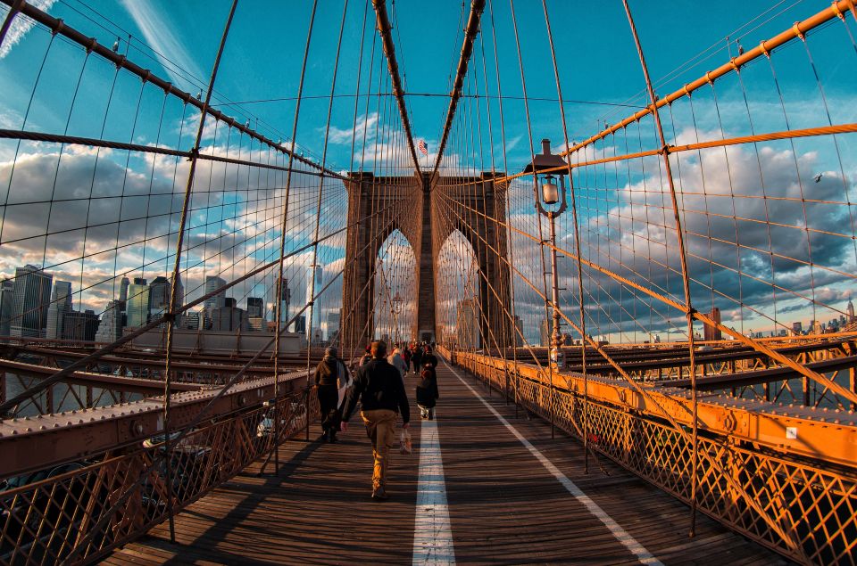 Vip Contrasts in Spanish / Contrastes Vip de Nueva York - Crossing to Queens: Whistestone Bridge and Malba’s quieter side