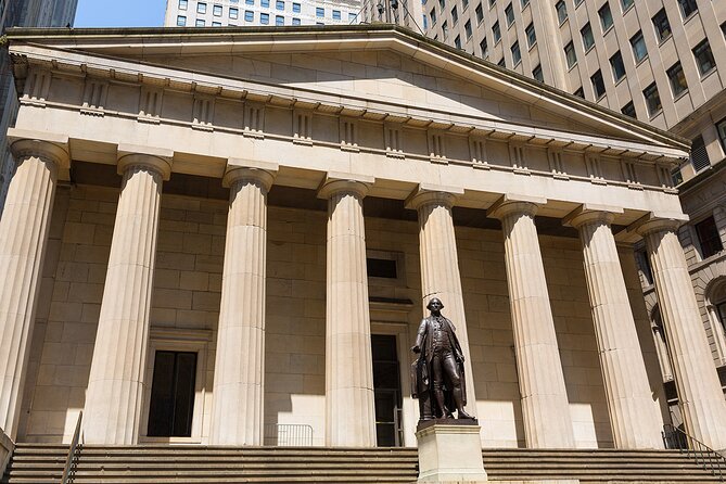 Wall Street and Lower Manhattan, New York History Walking Tour - Alexander Hamilton’s gravesite: the duel with Aaron Burr, in plain street context